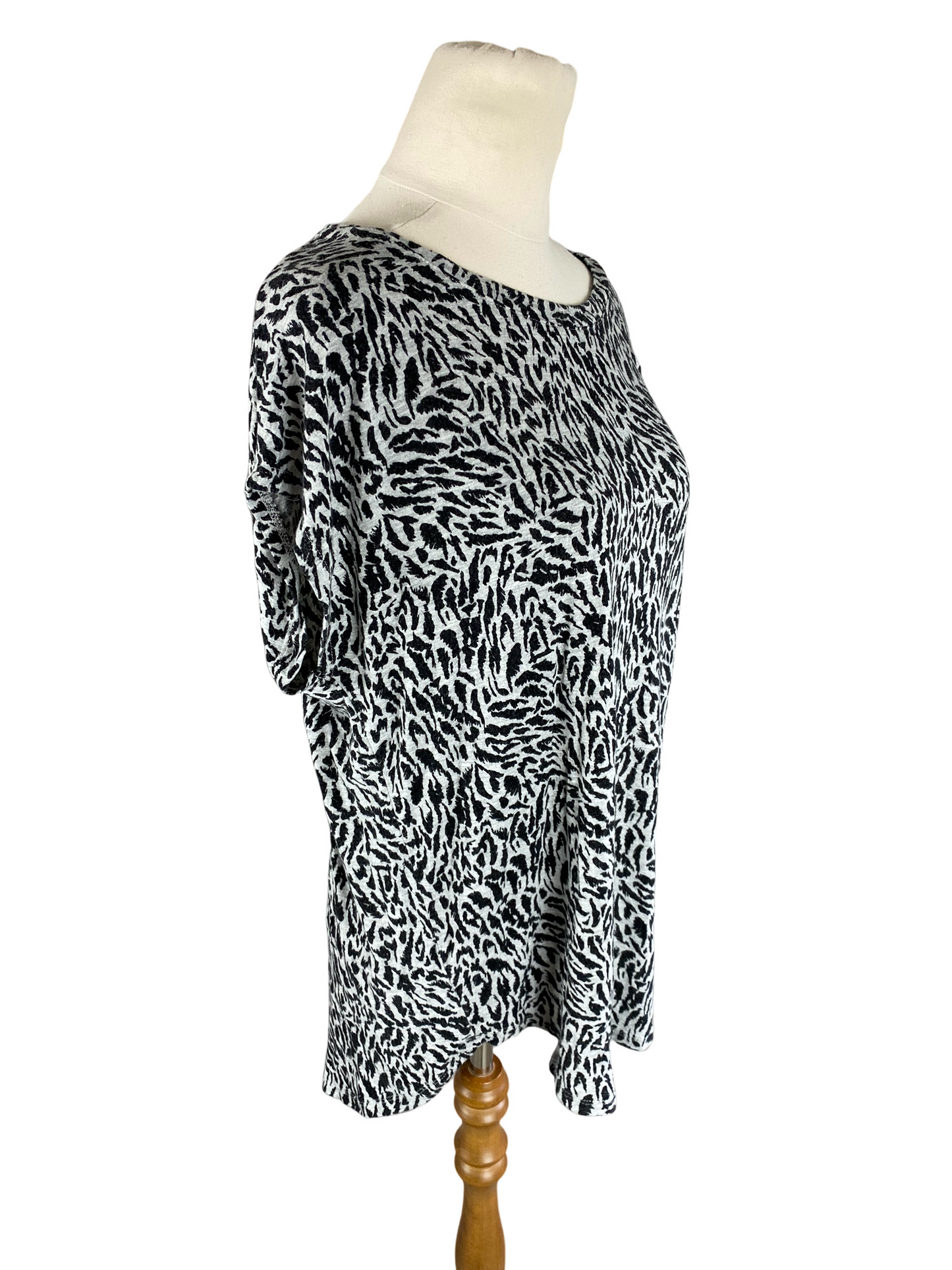 Decjuba short sleeve pattern top | size 10